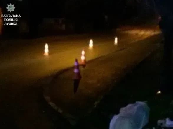 У Луцьку вантажівка наїхала на 3 людей, загинула жінка