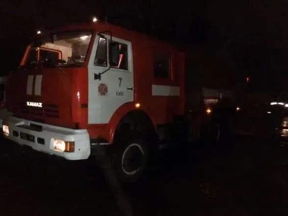 Пожежу на складі столичного заводу ліквідували