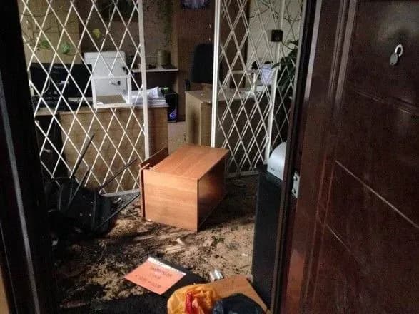 У Миколаєві 18 осіб зі зброєю та вибухівкою напали на ринок, є постраждалі