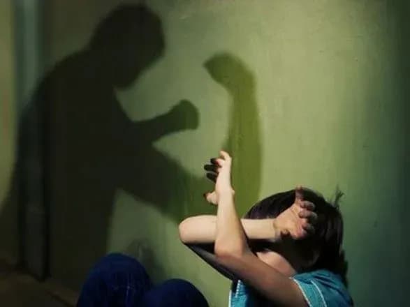 На Закарпатті директор школи побив учня, прокуратура відкрила провадження