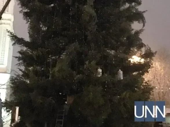 У Києві почали прикрашати головну ялинку країни