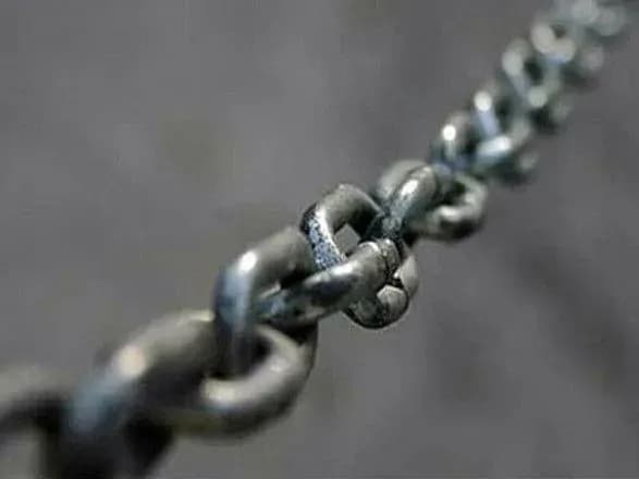 На Херсонщині чоловік кілька днів тримав на ланцюгу співмешканку