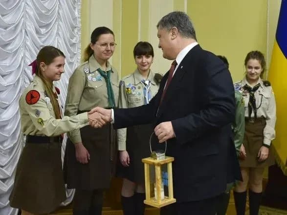 Пластуни передали Порошенку Вифлеємський Вогонь Миру