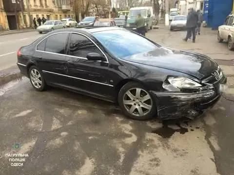 В Одесі водій напідпитку намагався заїхати на авто в супермаркет