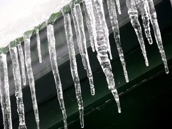 За выходные в Киеве пять человек пострадали от падения сосулек с крыш