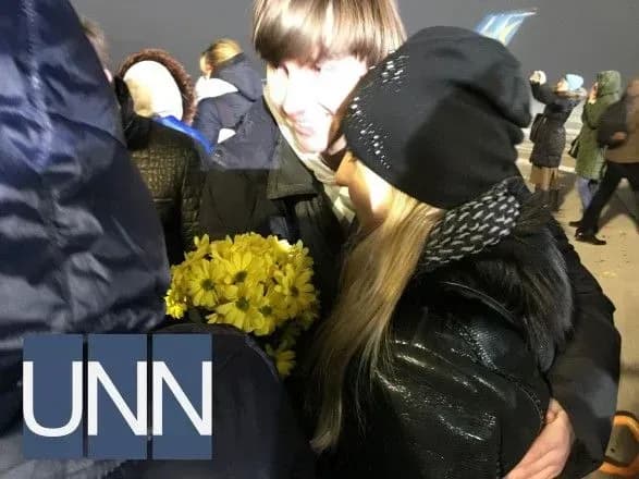 Родичі та друзі зустріли звільнених заручників