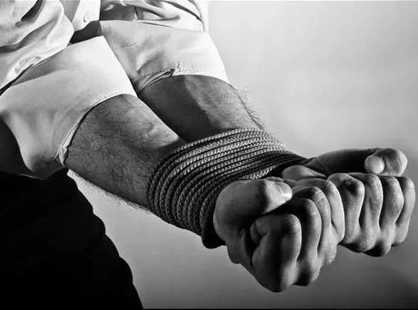 Пограбування на Сумщині: бізнесмена зв'язали і били ломом