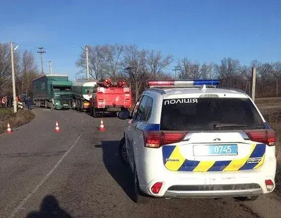 В Полтавській області на залізничному переїзді зіткнулися дві вантажівки