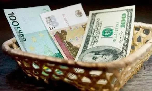 После текущей волны девальвации гривна немного укрепится - эксперт