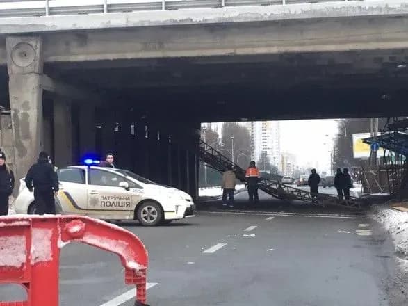 На бульварі Вацлава Гавела в Києві обвалився шляхопровід