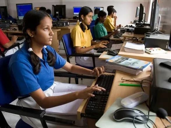 У Індії хочуть вилучити з навчальної програми теорію еволюції