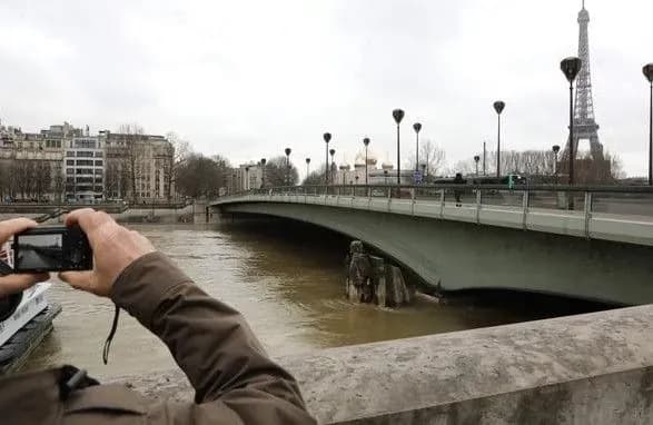 Парижан евакуйовують через повінь, пік води у Сені очікують у ніч на понеділок