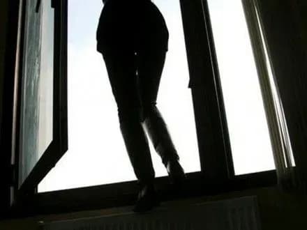 У столиці жінка намагалася вистрибнути з шостого поверху