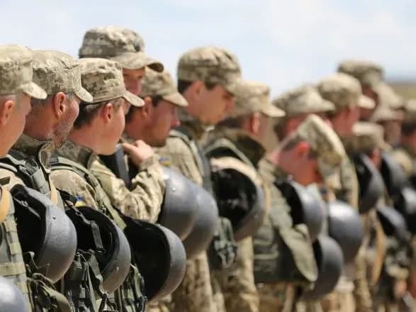 Гройсман гарантировал повышение военных пенсий всем, кто этого заслуживает