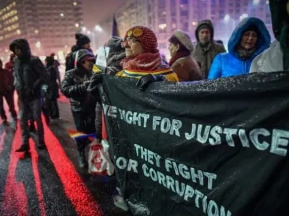 Тисячі румунів вийшли на протест за відставку міністра юстиції