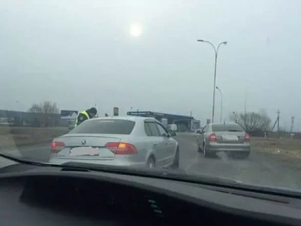 Поліція на Закарпатті перевіряє автомобілі через підпал будівлі угорського товариства