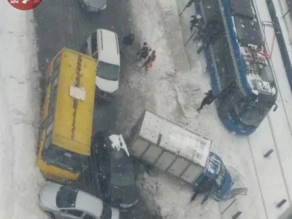 Масштабна ДТП на Борщагівській у Києві паралізувала рух