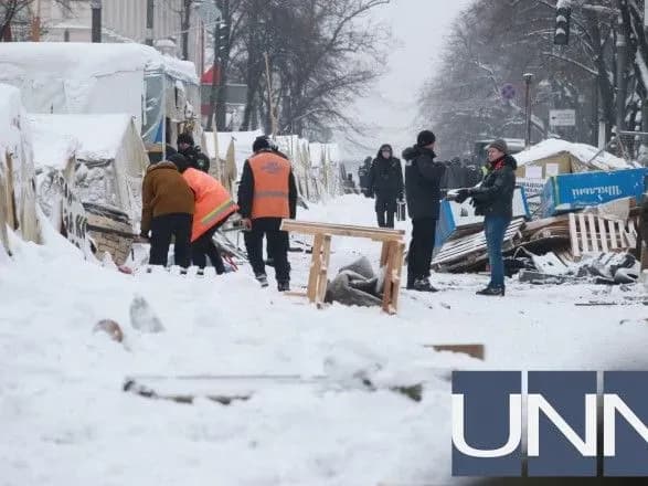 З під Ради вантажівками вивозять речі мітингувальників