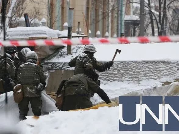 В наметах під Радою знайшли понад 10 предметів, схожих на гранати