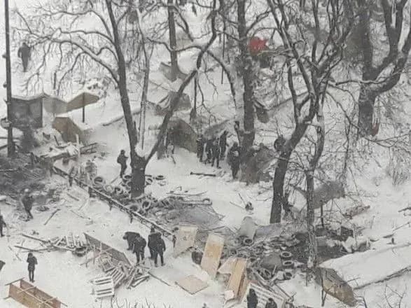 Як під Радою зносили наметове містечко: у мережі оприлюднили фото