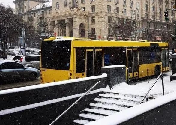 Через ожеледицю внесено зміни в графік руху громадського транспорту столиці