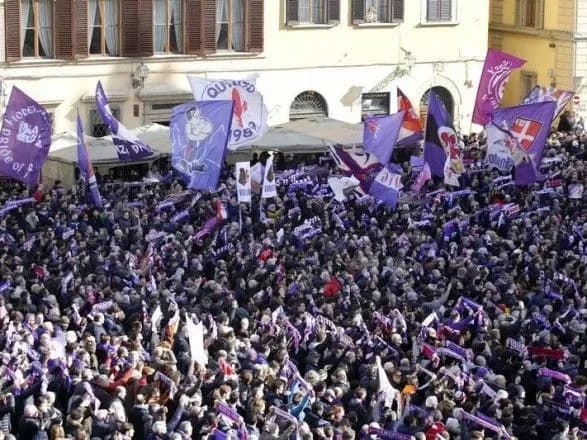 Около десяти тысяч человек посетили похороны капитана ФК "Фиорентина"