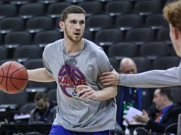 Українець Михайлюк у складі БК "Канзас" переміг на старті плей-оф NCAA