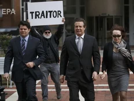 В екс-помічника Трампа Пола Манафорта біля суду кинули російський прапор