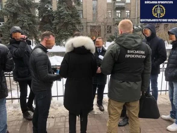 Держслужбовця Секретаріату Кабінету Міністрів України військова прокуратура викрила на хабарі