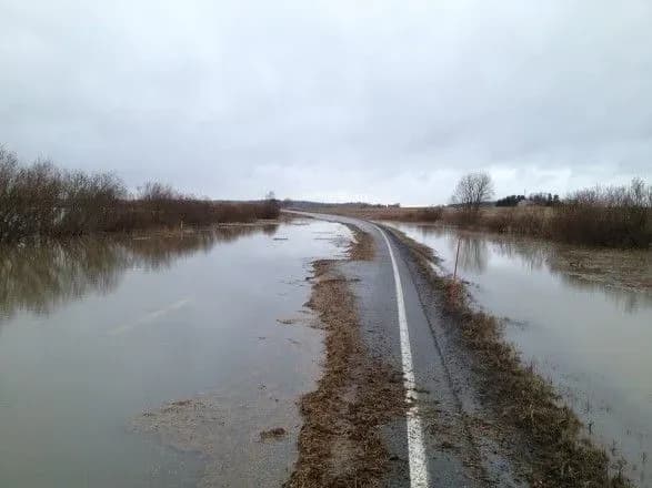 Через танення снігу вода залила дорогу Полтава-Київ