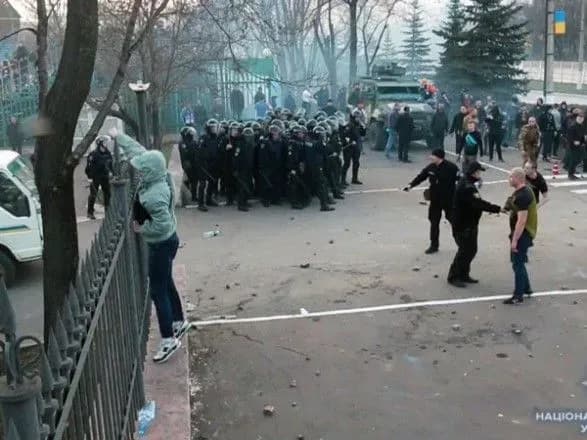 Во время матча в Мариуполе пострадали девять правоохранителей