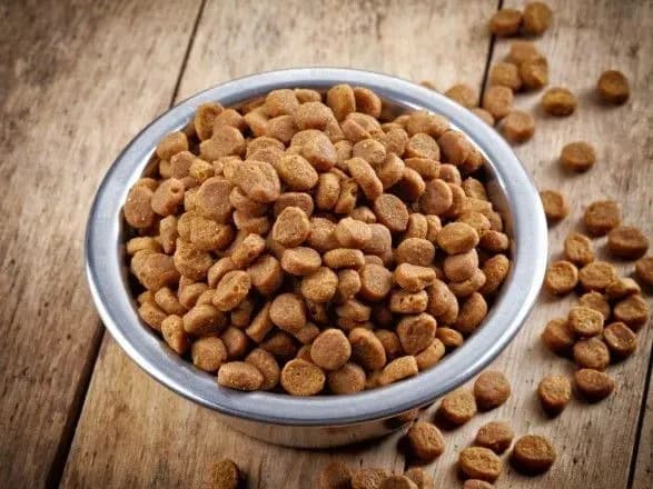 Чоловік вкрав із магазину на Київщині два мішка котячого корму