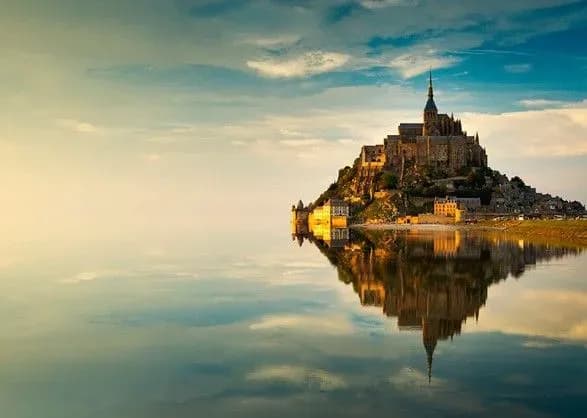 У Франції з острова Мон-Сен-Мішель евакуювали туристів
