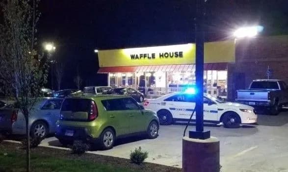 Поліція у США показала зброю, з якої оголений чоловік відкрив стрілянину в ресторані