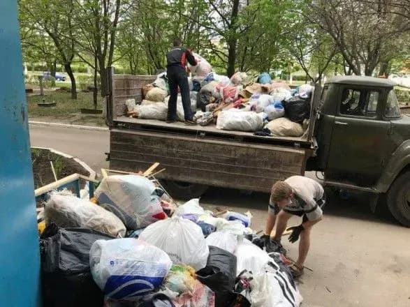 Із квaртири старенької у Кропивницькому вивезли шість машин смiття