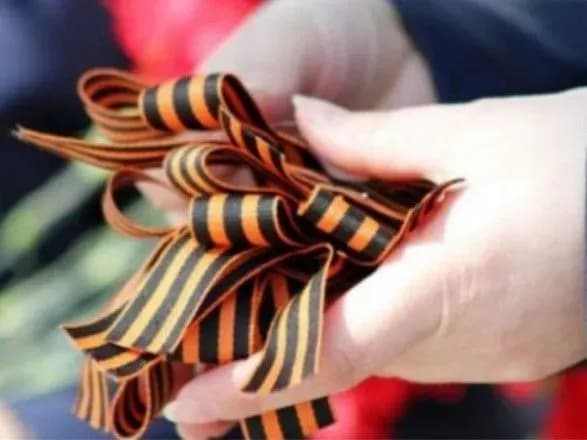 Під час святкування Дня праці у Дніпрі виявили жінку з георгіївською стрічкою на сумці