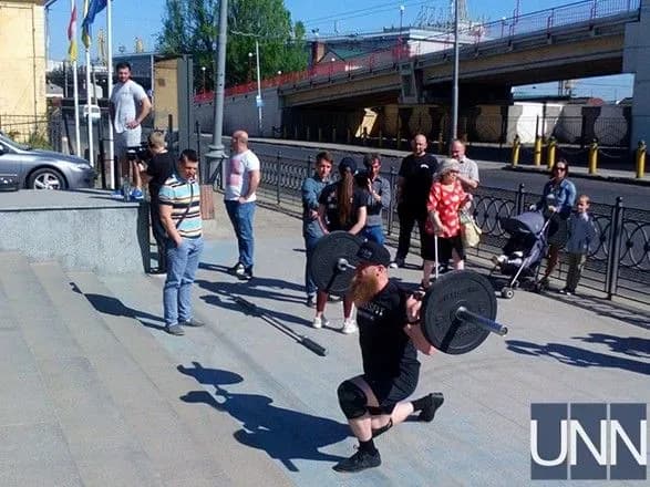 Одеські спортсмени піднялися Потьомкінськими сходами з екстремальною вагою на плечах