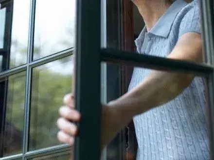 У Києві з восьмого поверху випала жінка