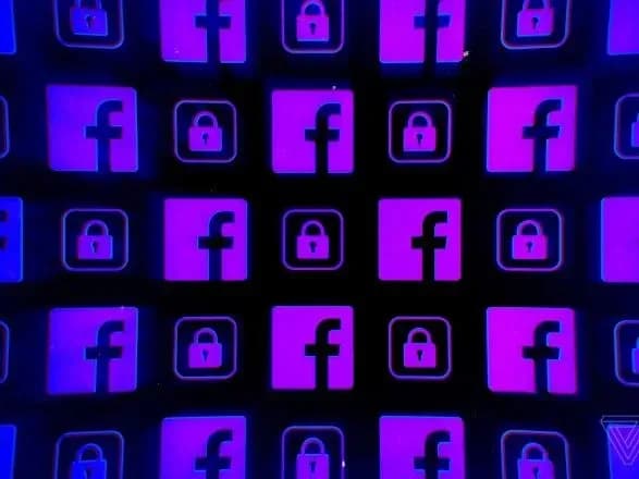 Facebook призупинив роботу близько 200 додатків
