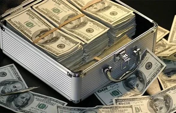 Нагодувати бездомних і поїхати на відпочинок: як лотерейні мільйонери витрачають свої гроші