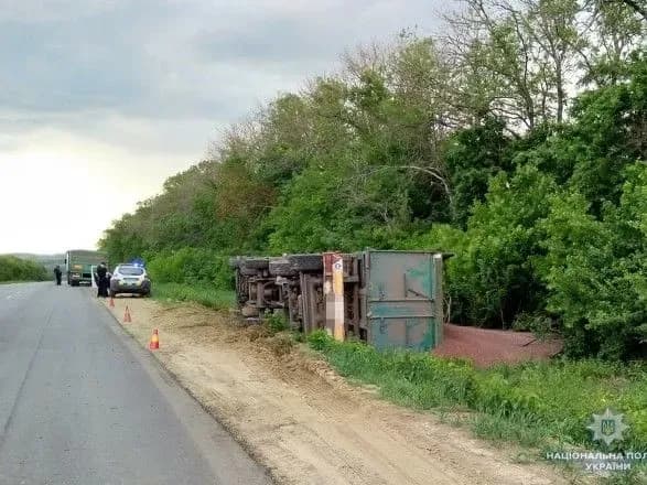На Луганщині перекинулася вантажівка з понад 20 тоннами гречки