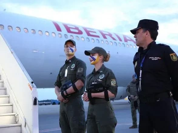 З розфарбованими обличчями і за 10 секунд: як прикордонники зустріли фіналістів ЛЧ