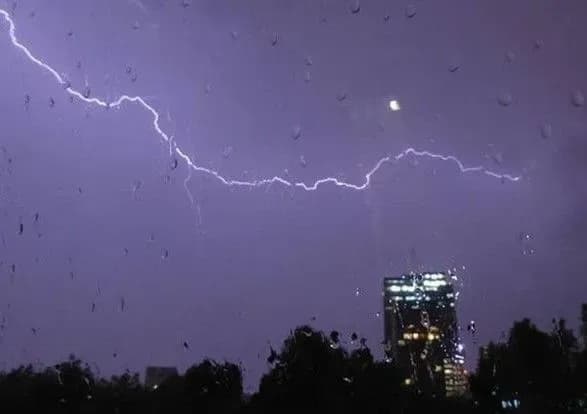 Електричний шторм: Британію вражають тисячі "захоплюючих" блискавок