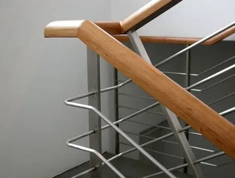 Дівчинка застрягла між перилами сходів у Житомирі