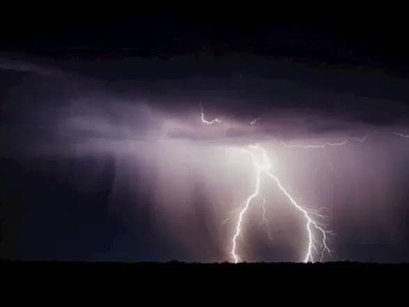 Завтра в Україні очікуються грози
