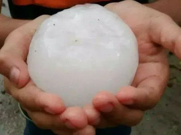 Град з кулак побив на Закарпатті близько 200 дахів у будинках