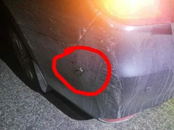 Поліцейський із стріляниною зупинив авто на блокпосту на Донбасі