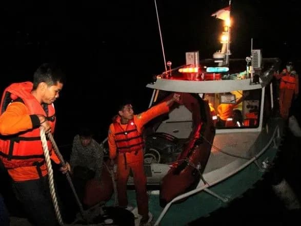 Аварія порома в Індонезії: є загиблий, десятки зниклих безвісти