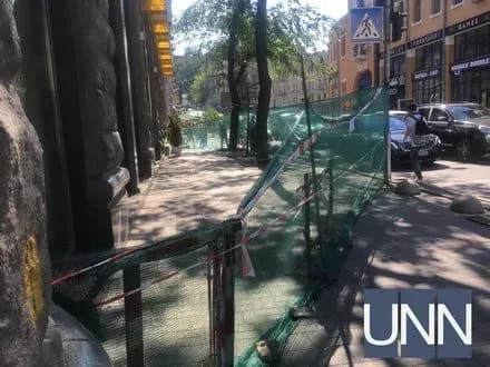 На Хрещатику обвалився балкон будинку