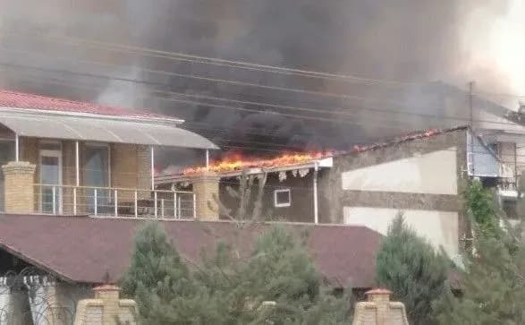 В окупованій Євпаторії горів пансіонат: шестеро людей постраждали